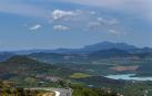 Imagen tomada desde el alto de Guirguillano, con el concejo de Irurre (Guesálaz) al fondo y el pantano de Alloz.
