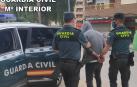 Agrede y deja inconsciente al conductor que estuvo a punto de atropellarle