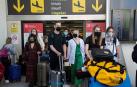 Turistas llegando al aeropuerto de Mallorca.