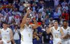 El capitán del Real Madrid, Felipe Reyes, levanta junto a sus compañeros el trofeo de la Supercopa Endesa