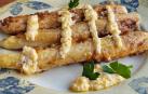 Espárragos rellenos de gambones y huevo con salsa holandesa
