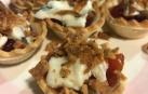 Imagen de las tartaletas de pasta sable con memelada de tomate, gorgonzola y cebolla frita