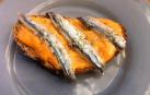 Tosta de pan de pueblo con salmorejo y boquerones