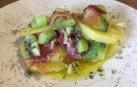 Puerro y patatas confitados con jamón y kiwi