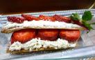 Milhojas de fresas y mascarpone con almendras