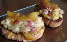 Tosta de puerro con manzana caramelizada