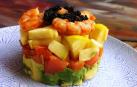 Tartar de salmón aguacate y gambones