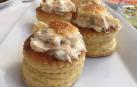 Volovanes rellenos de ensaladilla rusa