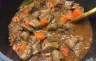 Imagen del guiso francés. Boeuf Bourguignon delicioso.