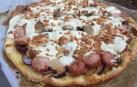 Imagen de la pizza de salchichas con salsa de mostaza y yogur