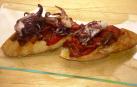 Imagen de la Tosta de pimientos asados y chipirones