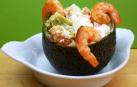 Aguacates rellenos de langostinos, salmón  y feta