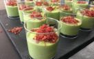Imagen de la crema de guisantes con el crujiente de jamón