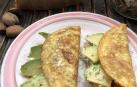 Imagen de las tortilla de parmesano con aguacate
