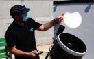 Decenas de personas se dieron cita este jueves, 10 de junio, en la explanada del centro de Pamplona para observar el fenómeno astronómico.