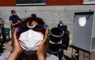 Decenas de pamploneses observan el eclipse de sol desde el Planetario