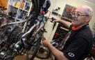 Las ayudas de 50 euros para el arreglo de bicis sobrecargan de trabajo a las tiendas