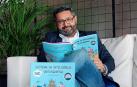 El profesor y director del Instituto de Neurociencia y Alto Rendimiento, Ramón García Guinarte, con su libro 'Sistema de inteligencia ortográfica'