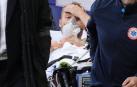 Tras el susto inicial, Eriksen abandonó el estadio en camilla pero consciente