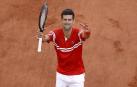 Djokovic reconquista París tras remontar a Tsitsipas