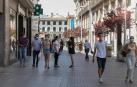 Gente paseando por las calles de Tudela con mascarilla.