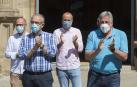 Representantes de todos los grupos municipales del Ayuntamiento de Pamplona, con el alcalde Enrique Maya a la cabeza, se han concentrado este lunes de manera silenciosa en la plaza Consistorial en solidaridad con las últimas víctimas de violencia machista.