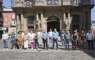 Representantes de todos los grupos municipales del Ayuntamiento de Pamplona, con el alcalde Enrique Maya a la cabeza, se han concentrado este lunes de manera silenciosa en la plaza Consistorial en solidaridad con las últimas víctimas de violencia machista.