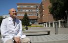 Miguel Ángel Martínez González, fotografiado en la explanada del edificio de Ciencias de la Universidad de Navarra.