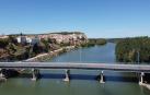 Vista general de Milagro con el puente sobre el río Aragón, en primer término.