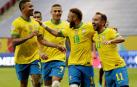 Neymar celebra su tanto con sus compañeros.