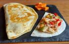 Tortas crujientes de papaya, provolone y pollo especiado