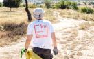 Un voluntario durante una jornada de limpieza en Navarra.