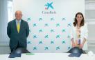 Javier Taberna, presidente de la Cámara Navarra, e Isabel Moreno, directora territorial Ebro de CaixaBank, en la firma del convenio