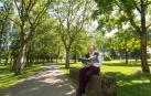 El autor Carlos Soria posa en el campus de la Universidad de Navarra con su libro