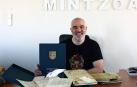 Aritz Otazu posa con un ejemplar del facsímil que incluye las cartas y su traducción y el estudio elaborado por Peio Monteano.