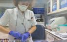 Mª Carmen Gil, técnico del Laboratorio de Microbiología de la Clínica, analiza las muestras del test de inmunidad celular.