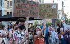 Pancartas contra el padre de Olivia y Anna, las niñas secuestradas en Tenerife por Tomás Gimeno