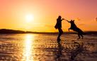 Fotografía de mascota en la playa.