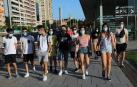 En los últimos diez años la cifra de nacimientos ha caído un 25,5% en Navarra. Los jóvenes como los de este grupo en la zona de Autobuses de Pamplona, son un bien escaso.