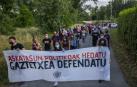 La cabecera de la manifestación nada más salir del gaztetxe del campo de fútbol.