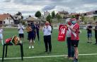 Cuesta entrega la camiseta en recuerdo de Santxo Lamberto.