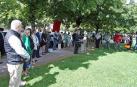 Asistentes a la colocación de la placa en recuerdo a Jesús Alcocer, asesinado por ETA en Mercairuña
