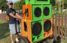 El pamplonés DJ Reimy pincha desde una bicicleta con seis grandes altavoces