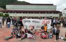 Las apymas del Pirineo han cerrado el curso con nuevas protestas en los centros de Garralda, Ochagavía y Roncal contra Educación para que devuelva a los alumnos de la zona el derecho a elegir centro educativo de Bachillerato en Pamplona.