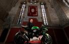 El deán de la catedral de Pamplona, Carlos Ayerra, posa con la moto del campeón Jonathan Rea.