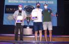 Pedro Madorrán y Carlos Orta -2º y 3º de izda. a dcha.- con el premio del Barcelona Beer Challenge.