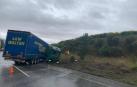 Atascos en la Ronda de Pamplona por la salida de vía de un camión en Tajonar