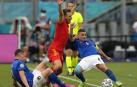 Verratti pelea por un balón en el partido que enfrentó a Italia y Gales.