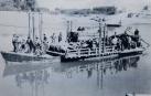 Una imagen de la barca de Buñuel transportando a personas, ovejas y un pequeño tractor, tomada a mediados del pasado siglo.