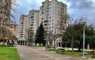 Avenida Comercial, tras el club de jubilados, a la derecha, las bajeras destinadas a centro de día.